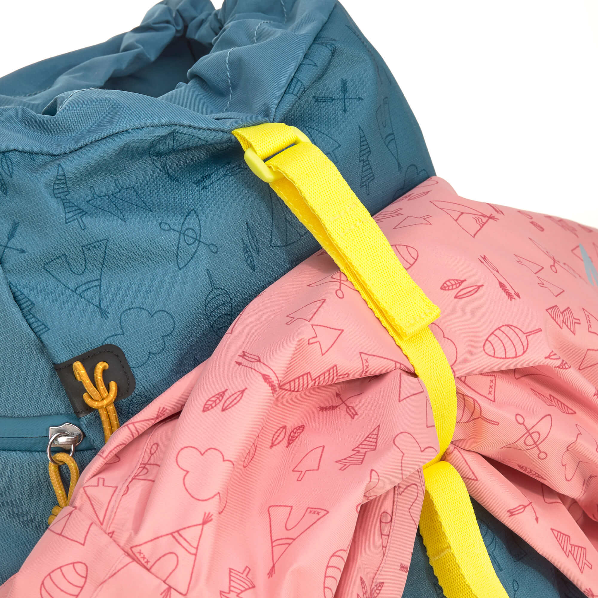 A mochila Lassig Adventure com a capa de chuva amarela visível, ilustrando a característica impermeável do produto.