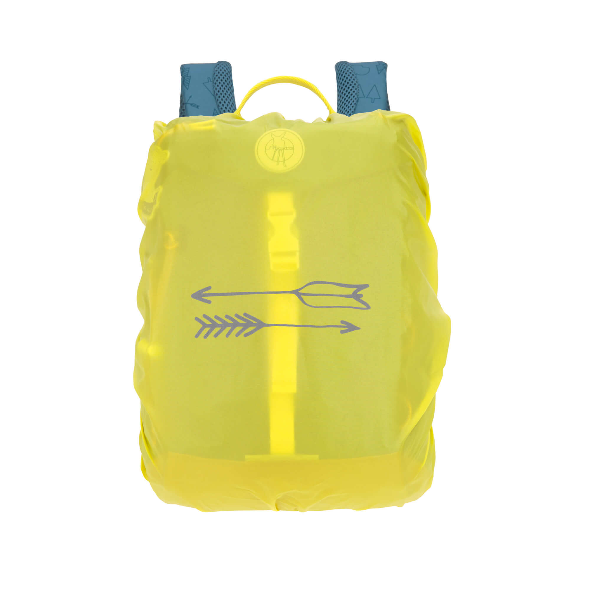Criança a usar a mochila Lassig Adventure, demonstrando o ajuste adequado para idades a partir dos 5 anos em ambiente exterior.