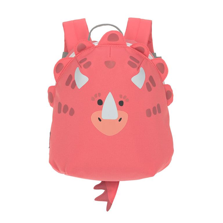 Criança pequena (cerca de 3 anos) a usar a mochila Lassig Dino, ilustrando o tamanho adequado para a idade pré-escolar.