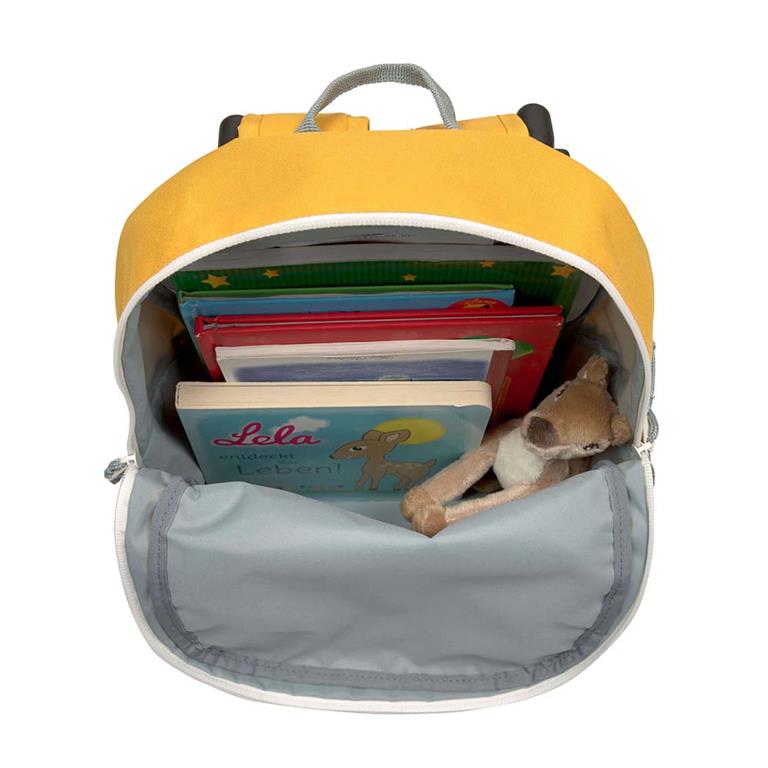 Vista superior da mochila trolley Lassig aberta, mostrando o compartimento principal amarelo com livros e um peluche de raposa.