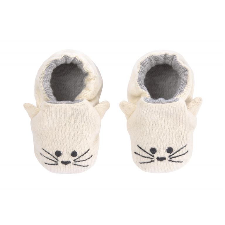 Vista lateral das pantufas Lassig para bebé, mostrando o elástico suave que facilita o calçar e descalçar.