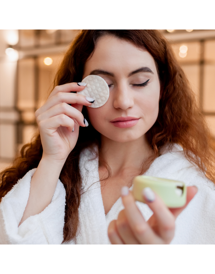 Comparação visual: um disco LastRound ao lado de uma pilha de 1000 discos de algodão descartáveis, ilustrando a poupança.