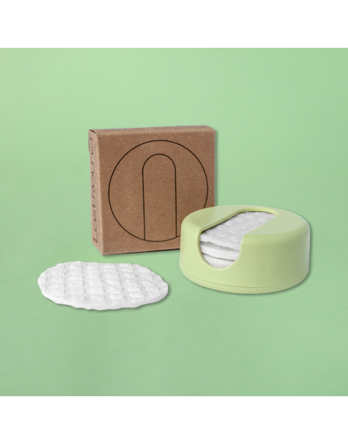 Detalhe de um disco desmaquilhante LastRound molhado, mostrando a textura suave e a capacidade de absorção de água.