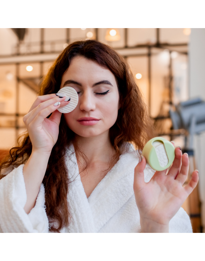 Close-up da textura macia e absorvente de um disco desmaquilhante LastRound, demonstrando a sua qualidade sustentável.