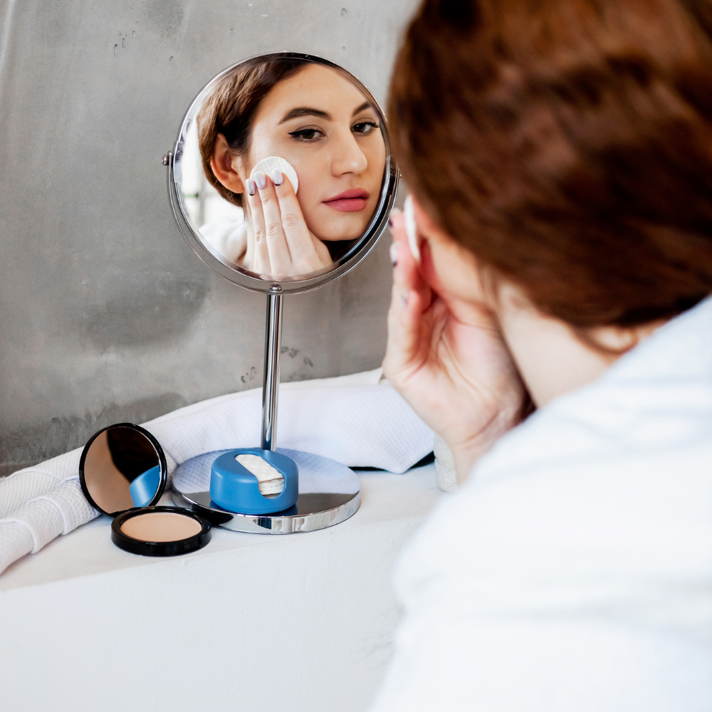 Close-up da textura suave de um disco desmaquilhante LastRound, mostrando a sua composição de fibras sustentáveis.