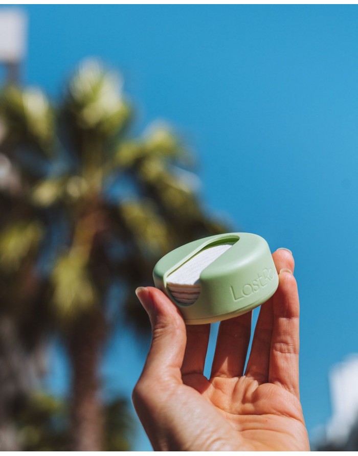 Os discos desmaquilhantes LastRound a secar ao ar livre, após a lavagem, enfatizando a sua durabilidade.