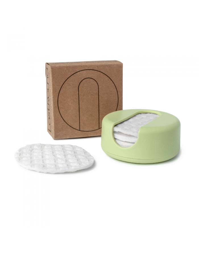 Conjunto de 7 discos desmaquilhantes reutilizáveis LastRound, brancos, empilhados na sua caixa de transporte ecológica de cor clara.