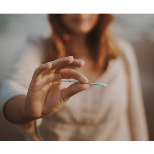 LastSwab cotonete reutilizável azul-celeste em destaque, mostrando a ponta de silicone macia, alternativa sustentável aos cotonetes descartáveis.