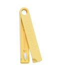 Cotonete reutilizável LastSwab Make Up amarelo, mostrando a ponta redonda e a ponta bicuda para retoques de maquilhagem.