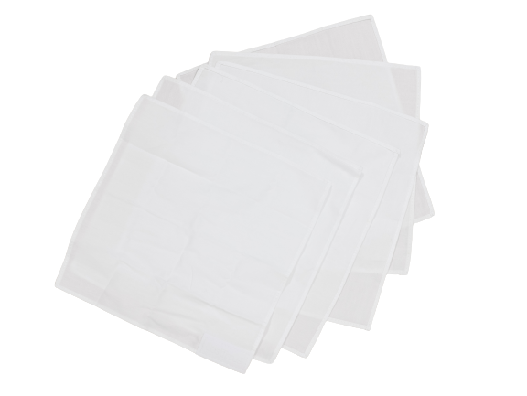 Close-up detalhado de um único lenço LastTissue branco desdobrado, evidenciando a textura macia do algodão orgânico.