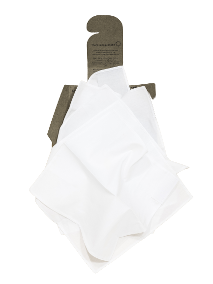 Mão a segurar um lenço LastTissue branco desdobrado junto ao nariz, ilustrando o uso prático e suave do produto.