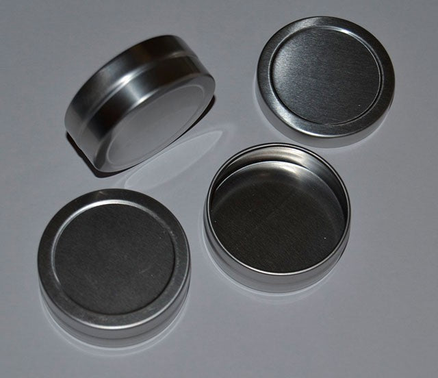 Lata de alumínio de 15ml, acabamento escovado, com tampa branca de rosca, ideal para cosméticos.