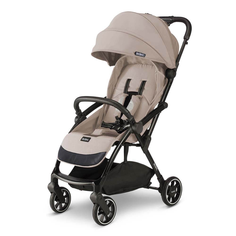 Imagem do carrinho Leclerc Magicfold Plus com todos os 4 acessórios incluídos: capa de chuva, suporte de copo, barra de pára-choques e mala de viagem.