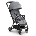 Carrinho de passeio Leclerc Magicfold Plus desdobrado, com criança sentada, destacando a capota solar estendida e o cesto de arrumação.