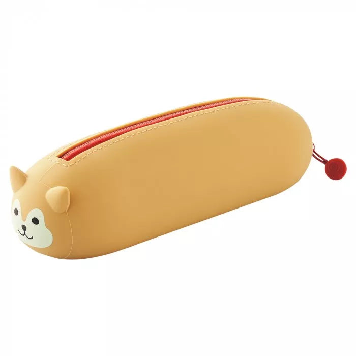 Estojo de silicone amarelo claro em forma de animal, com fecho de correr vermelho e um pequeno puxador circular vermelho na extremidade.