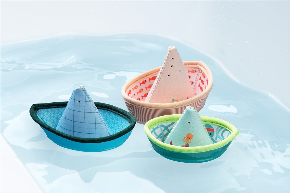 Três barcos flutuadores Lilliputiens da coleção Selva na água, cada um com um design e personagem diferente.
