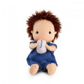 Boneca de peluche Lilliputiens Charlie, 36 cm, com cabelo castanho, vestida com macacão azul, a beber de um biberão de peluche.