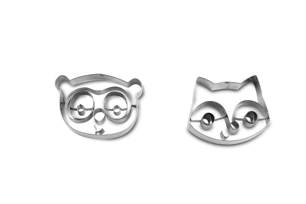 Dois cortadores de bolachas Lilliputiens Little Chef em metal: Alice (gato) e outro personagem, lado a lado.