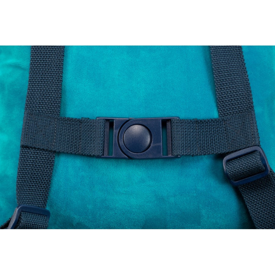 Detalhe da alça de ombro ajustável da mochila Marius Rino, mostrando o material macio e a fivela de peito incluída para segurança.