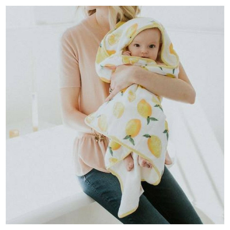 Conjunto de banho Little Unicorn Lemon: capa de banho com capuz e toalha de rosto em musselina amarela com padrão de limões.