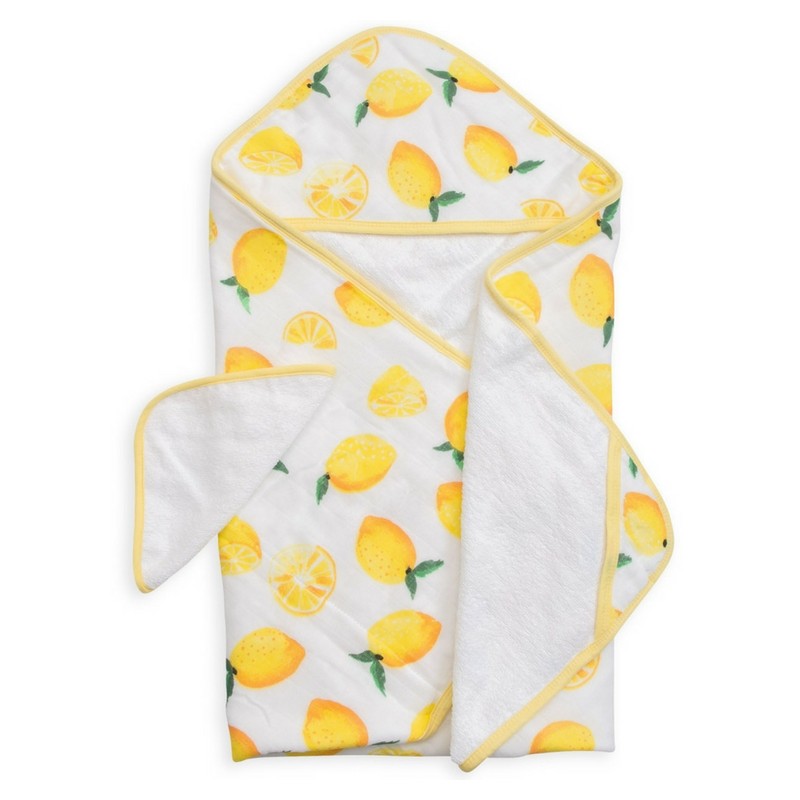 Detalhe da capa de banho com capuz Little Unicorn Lemon, mostrando o tecido fofo e o bolso frontal com o padrão de limões.