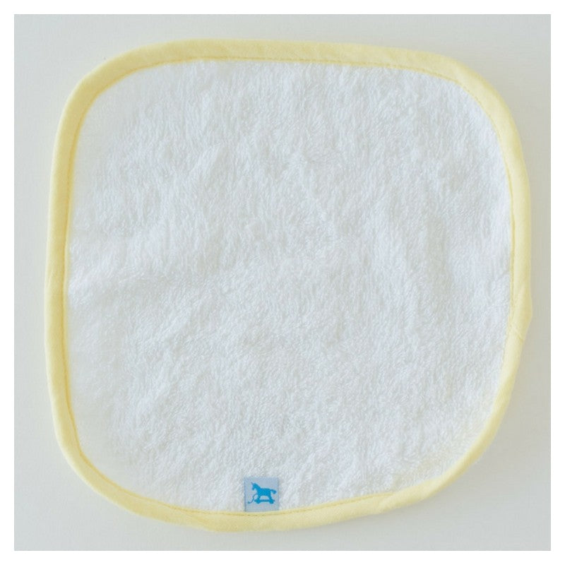 O conjunto de banho Little Unicorn Lemon completo, com a capa de banho aberta ao lado da toalha, destacando a cor amarela e o tema cítrico.