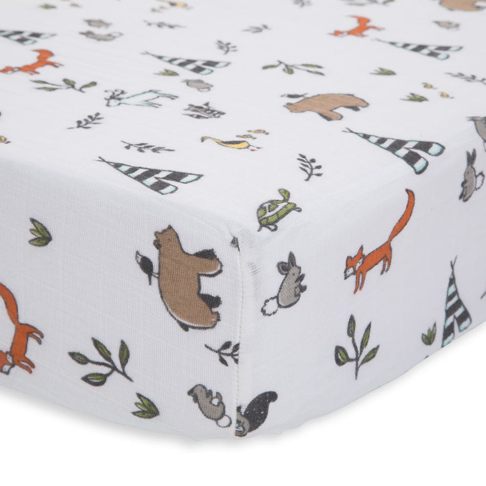 Estampa detalhada de animais da floresta no lençol Little Unicorn.