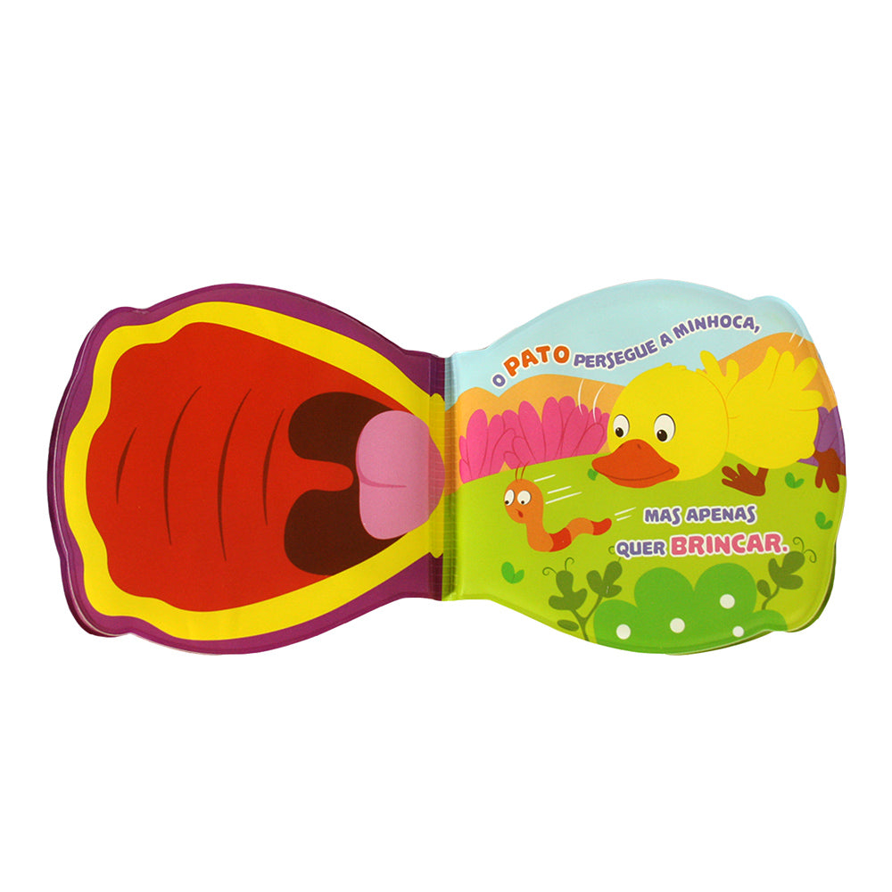 Imagem do livro aberto mostrando o pato e a minhoca, com texto "O pato persegue a minhoca, mas apenas quer brincar".