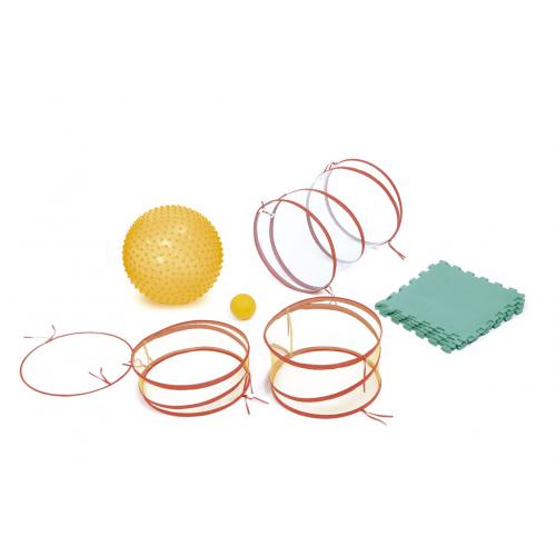 Conjunto Ludi de exploração da motricidade com túnel rastejante verde, tapetes de espuma coloridos e bola sensorial, montado para brincar.