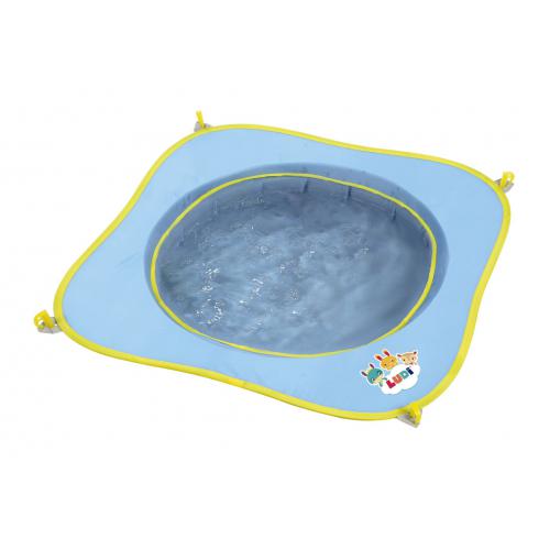 Detalhe dos brinquedos de praia incluídos com a piscina Ludi: ancinho, pá, moldes e rede de aterragem, em cores vivas.
