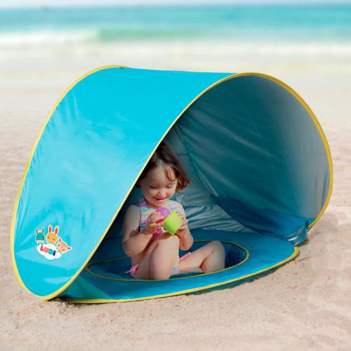 Detalhe da tenda piscina Ludi Pop Up aberta, mostrando o tecido anti-UV 50 e a área da piscina rasa.