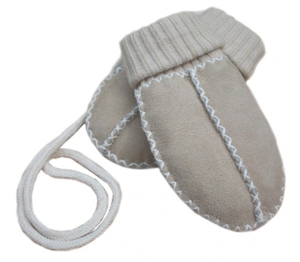 Luvas de bebé Hoppediz em tom bege claro com interior de pêlo e fio de segurança.
