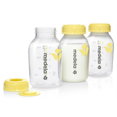 Frasco de leite Medela com tampa de armazenamento, pronto para ser colocado no frigorífico ou congelador.