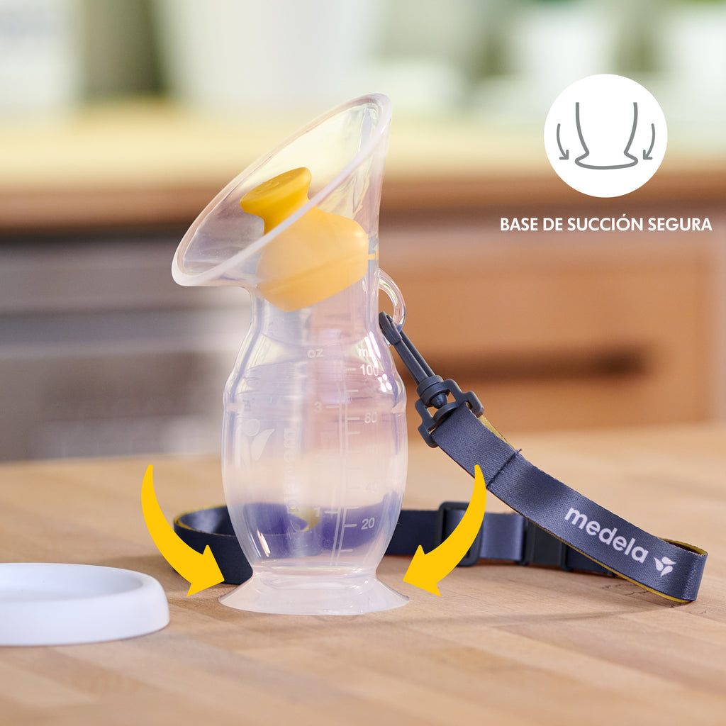 O coletor de leite Medela com a tampa exterior removida, exibindo a capacidade de 100ml e o material 100% silicone de qualidade alimentar.