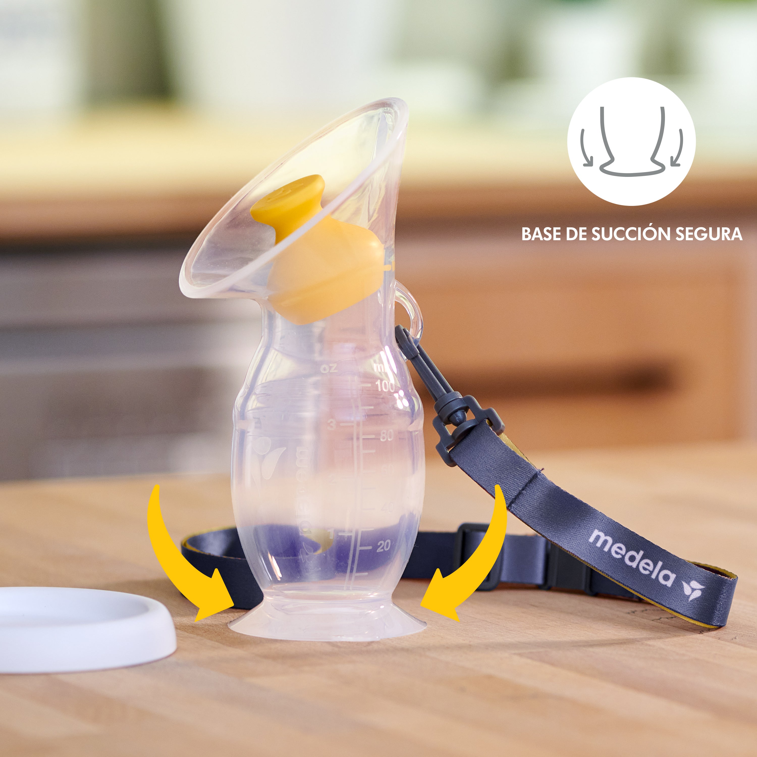 O coletor de leite Medela com a tampa exterior removida, exibindo a capacidade de 100ml e o material 100% silicone de qualidade alimentar.