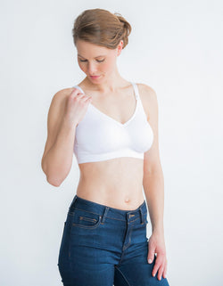 Modelo usando o Sutiã Medela Comfy Branco XL, tamanho XL, mostrando o ajuste confortável e o tecido macio.