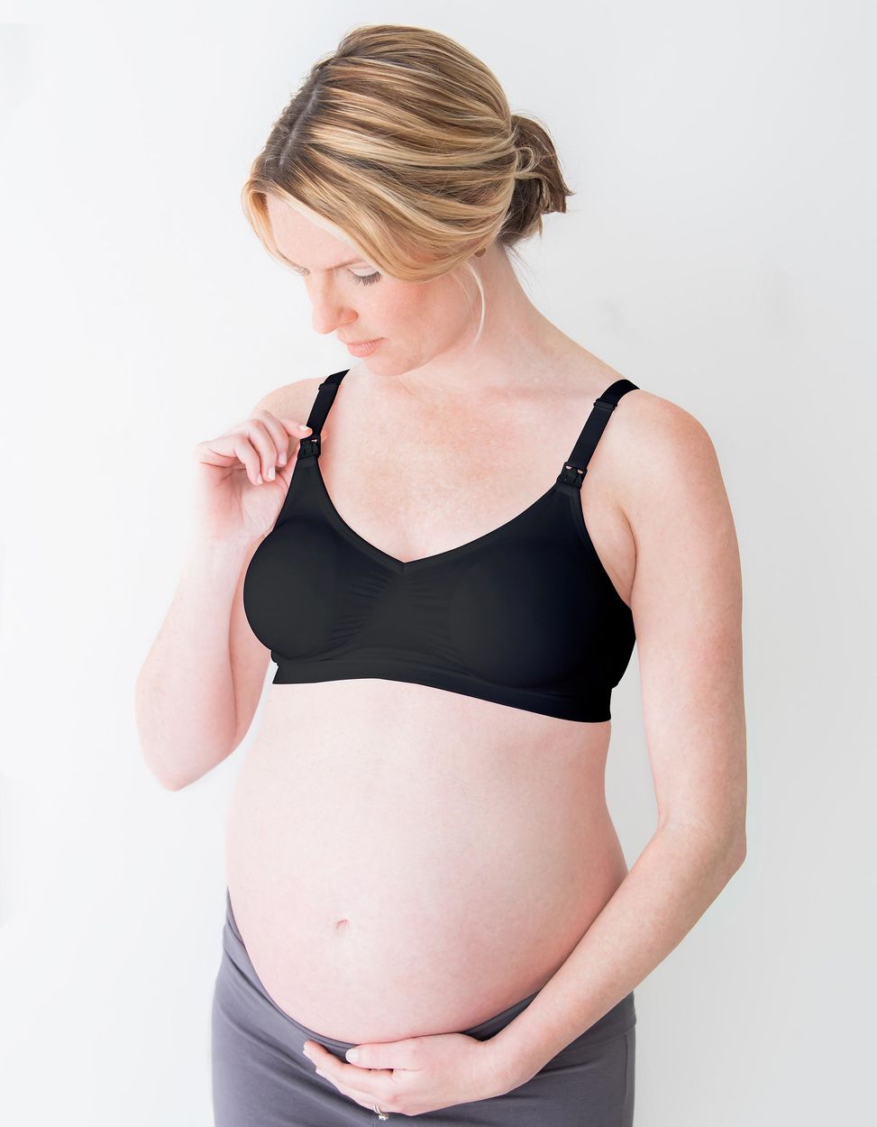 Modelo grávida usando o Sutiã Medela Comfy Preto XL, vista frontal, mostrando o ajuste durante a gravidez.