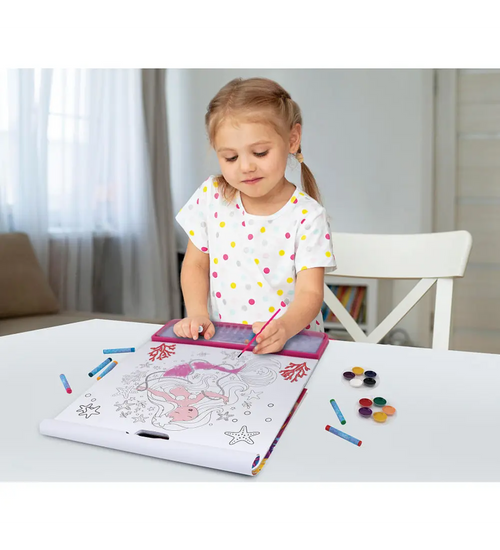 Uma menina concentrada a colorir uma sereia no bloco gigante, mostrando a imersão na atividade criativa.