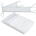 Imagem de conjunto do Kit Protetor + Edredão saco Micuna, exibindo as três opções de cor lado a lado: Branco, Botões Cinzentos e Polca Bege.