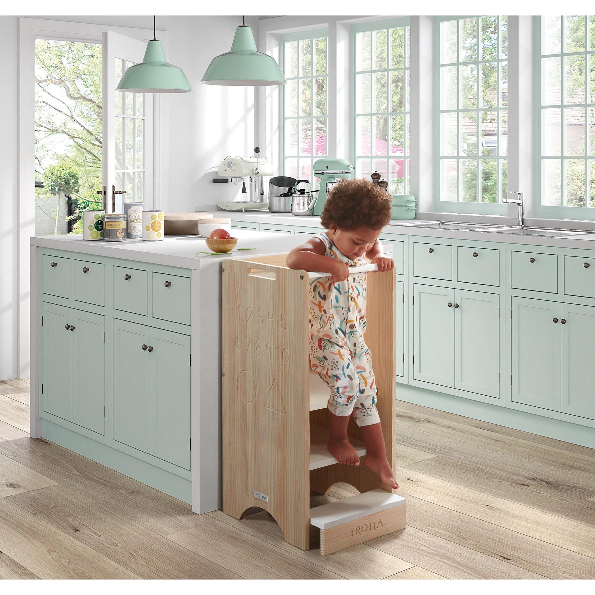 Torre de aprendizagem evolutiva Micuna TROTTA na posição de escada de 3 degraus, cor Waterwood/Branco, ideal para crianças.