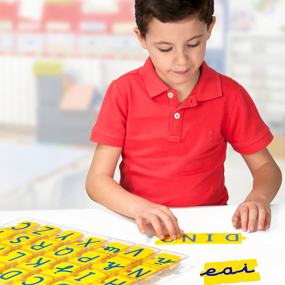Conjunto de 168 peças de alfabeto Miniland com letras maiúsculas e minúsculas organizadas numa base plástica.
