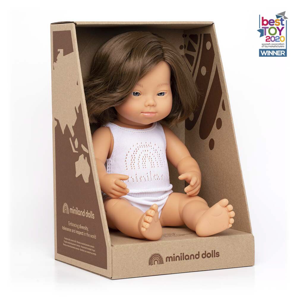 O boneco Miniland de 38cm articulado, sentado, evidenciando a flexibilidade dos braços e pernas.