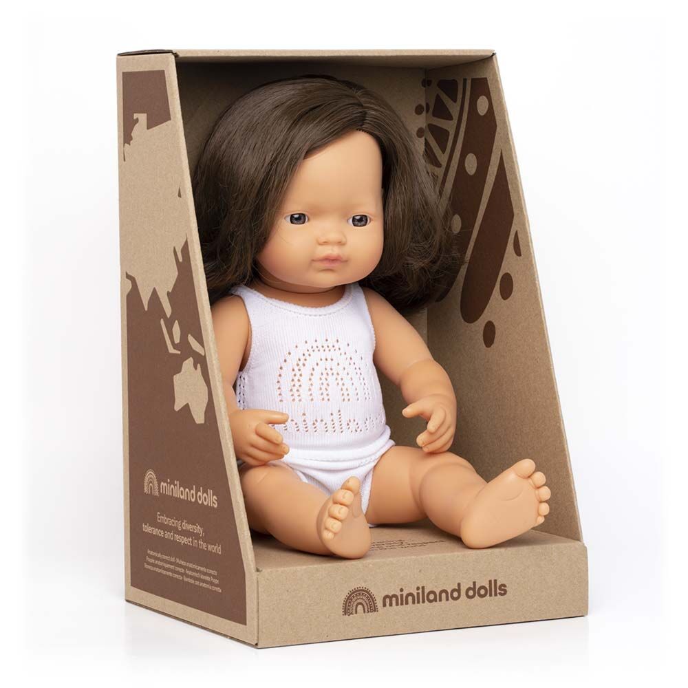 Boneco bebé Miniland caucasiano de 38cm sentado, exibindo o seu corpo anatomicamente correto e as pernas articuladas.