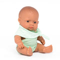 Imagem de corpo inteiro do boneco Miniland bebé de 21cm, de pé, mostrando as proporções e o vinil macio.