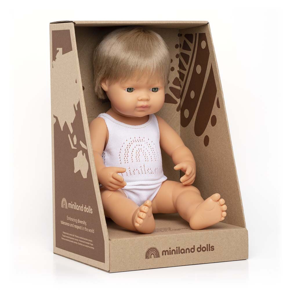 Boneco bebé Miniland caucasiano de 38cm com cabelo louro, sentado na sua caixa de cartão ecológica com a inscrição "Miniland Dolls".