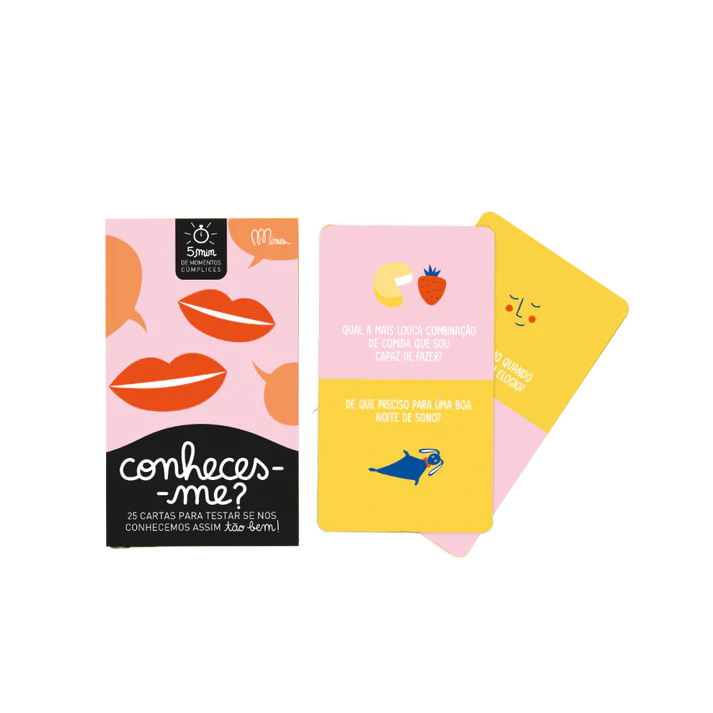 Cartas do jogo "Minus - Conheces-me?" dispostas, exibindo perguntas como "O que me faz rir?" e "Quanto é que eu calço?".