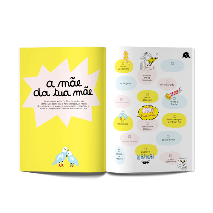 Mãe e filha sorriem enquanto preenchem juntas o livro de partilha "Minus", ilustrando a interação e diversão do produto.