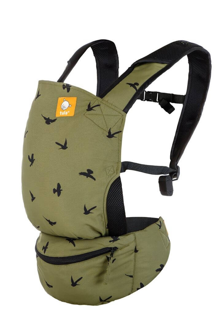 Close-up da bolsa de quadril espaçosa integrada na mochila Tula Lite Slate, ideal para guardar essenciais do bebé.