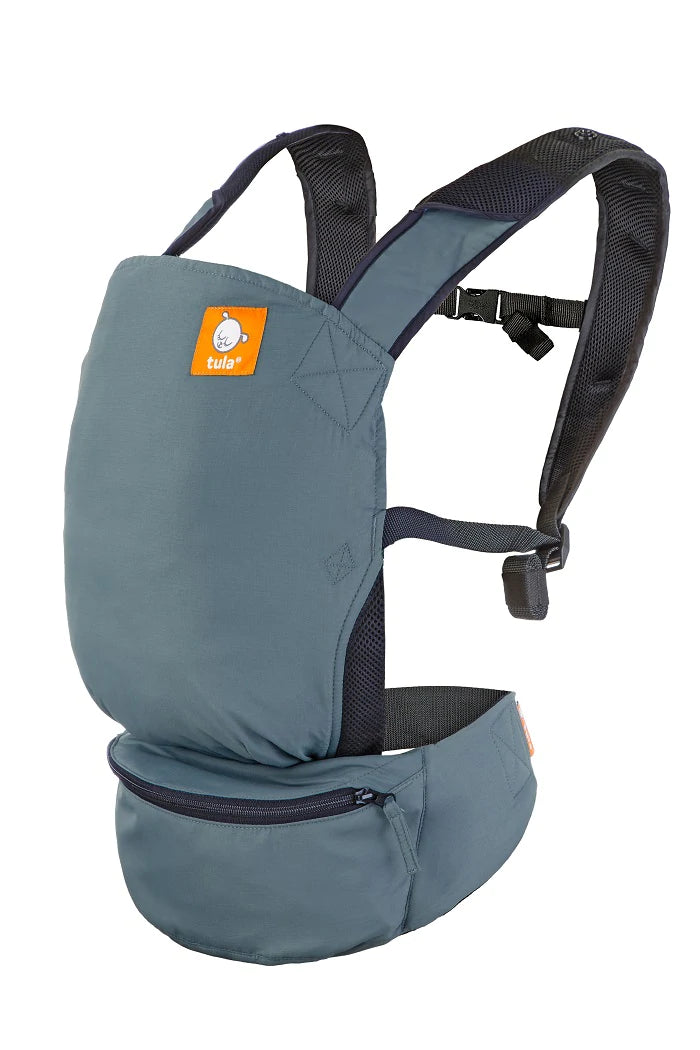 Detalhe do tecido Ripstop da mochila Tula Lite Slate, destacando a durabilidade e a frescura do material leve e de secagem rápida.