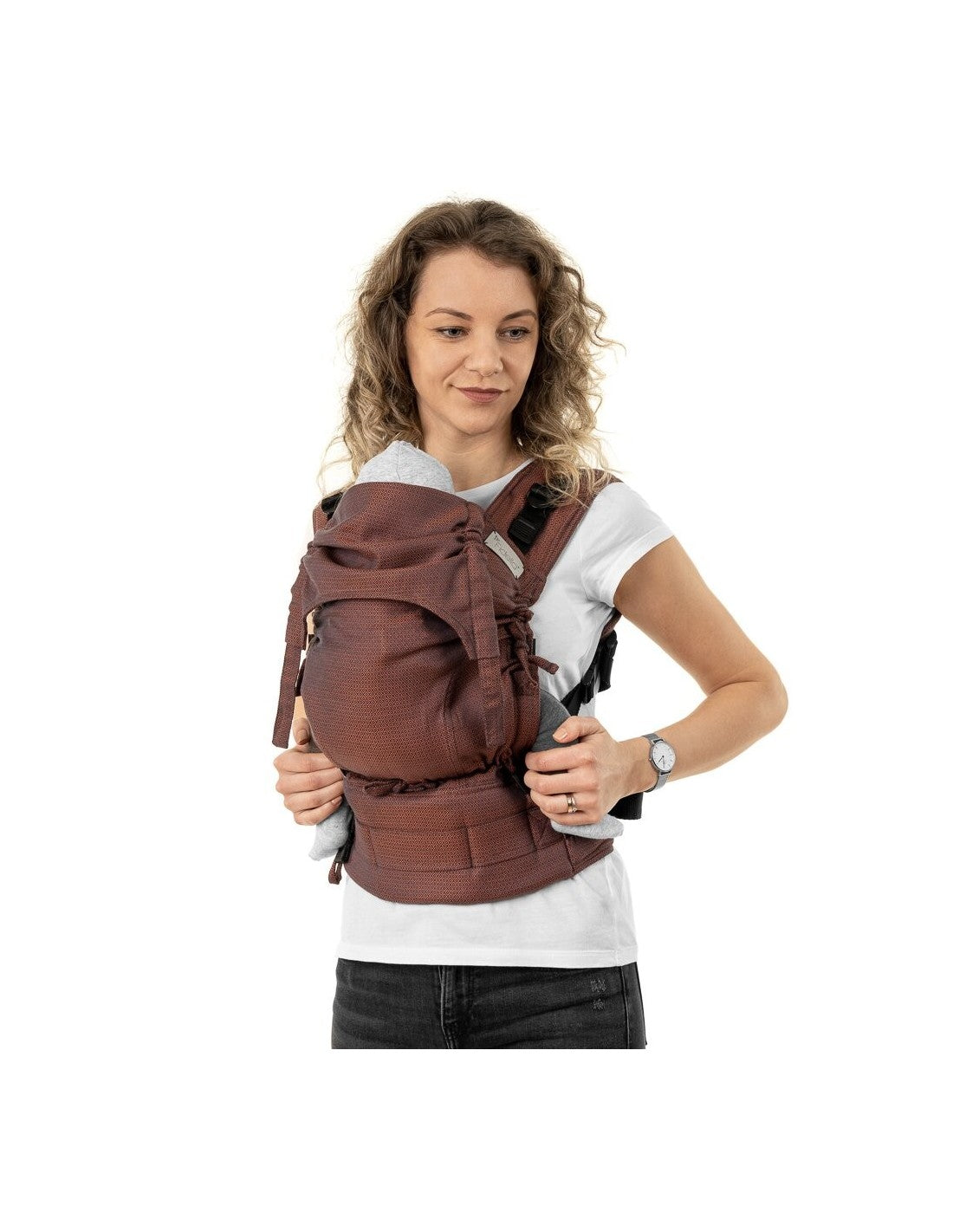 Mulher a usar a Mochila Fidella Fusion Evolutiva Toddler Diamonds Rustred.